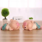 Tirelire cochon endormi en résine – Image 3