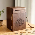 Tirelire Artisanale en Bois de Noyer
