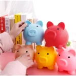 Tirelire cochon moderne en plastique avec bouchon – Image 3