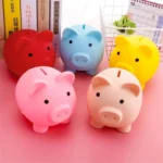 Tirelire cochon moderne en plastique avec bouchon – Image 2