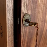 Tirelire Artisanale en Bois de Noyer – Image 6