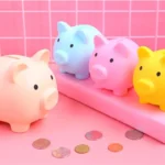 Tirelire cochon moderne en plastique avec bouchon – Image 5