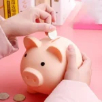 Tirelire cochon moderne en plastique avec bouchon