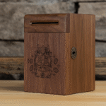 Tirelire Artisanale en Bois de Noyer – Image 2
